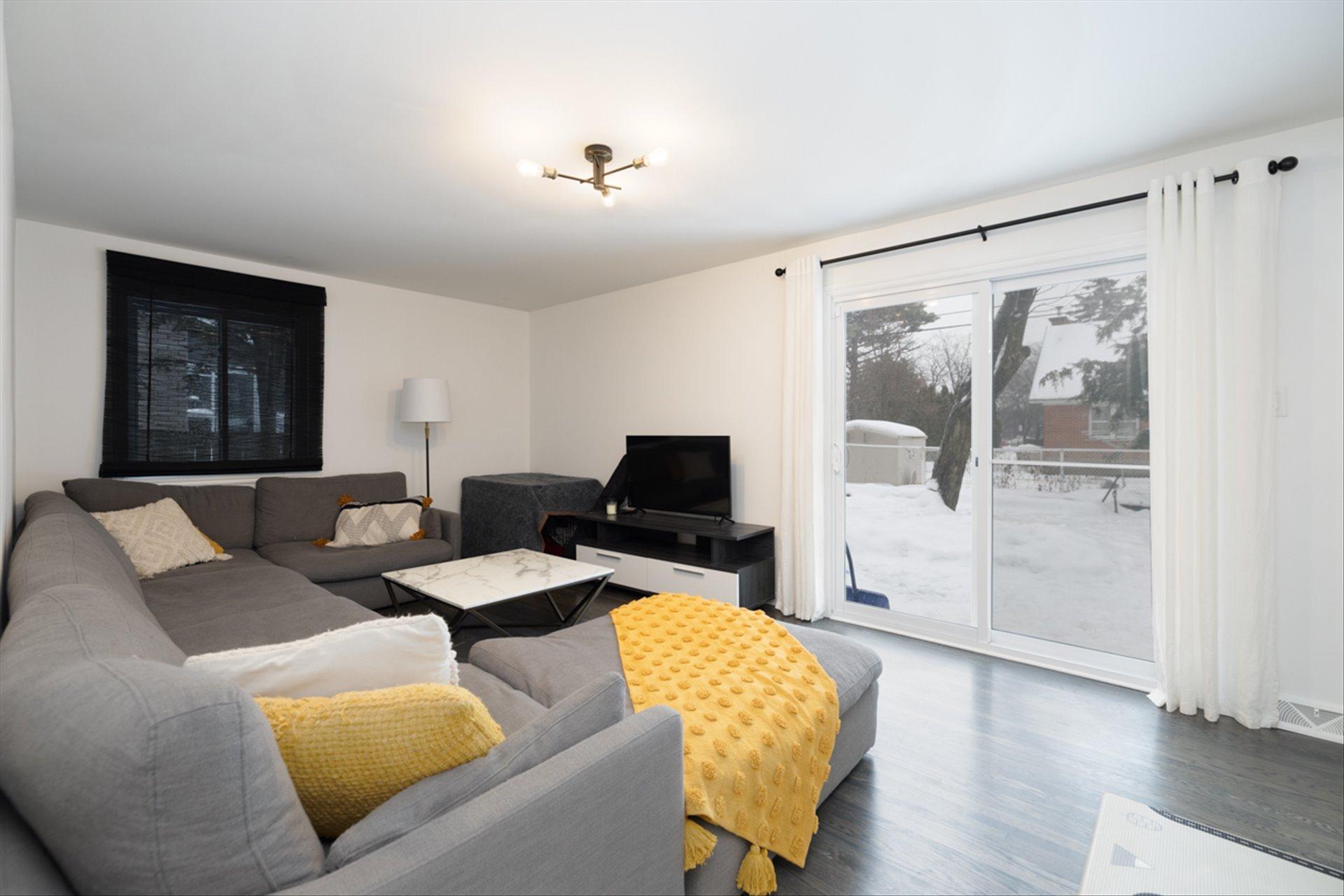 









76


Av. de Somervale Gardens

,
Pointe-Claire,




QC
H9R3H5


