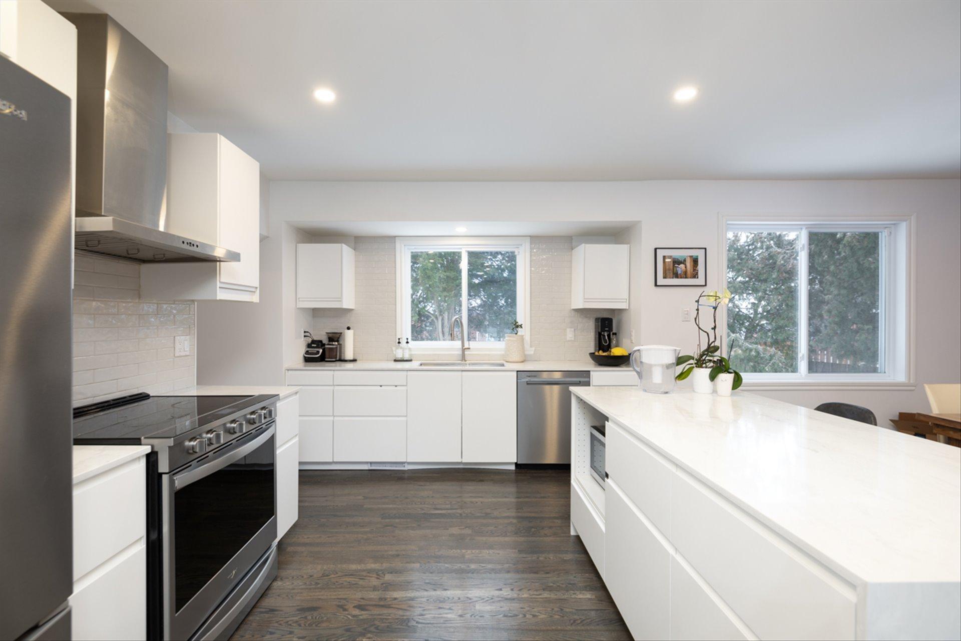 









76


Av. de Somervale Gardens

,
Pointe-Claire,




QC
H9R3H5

