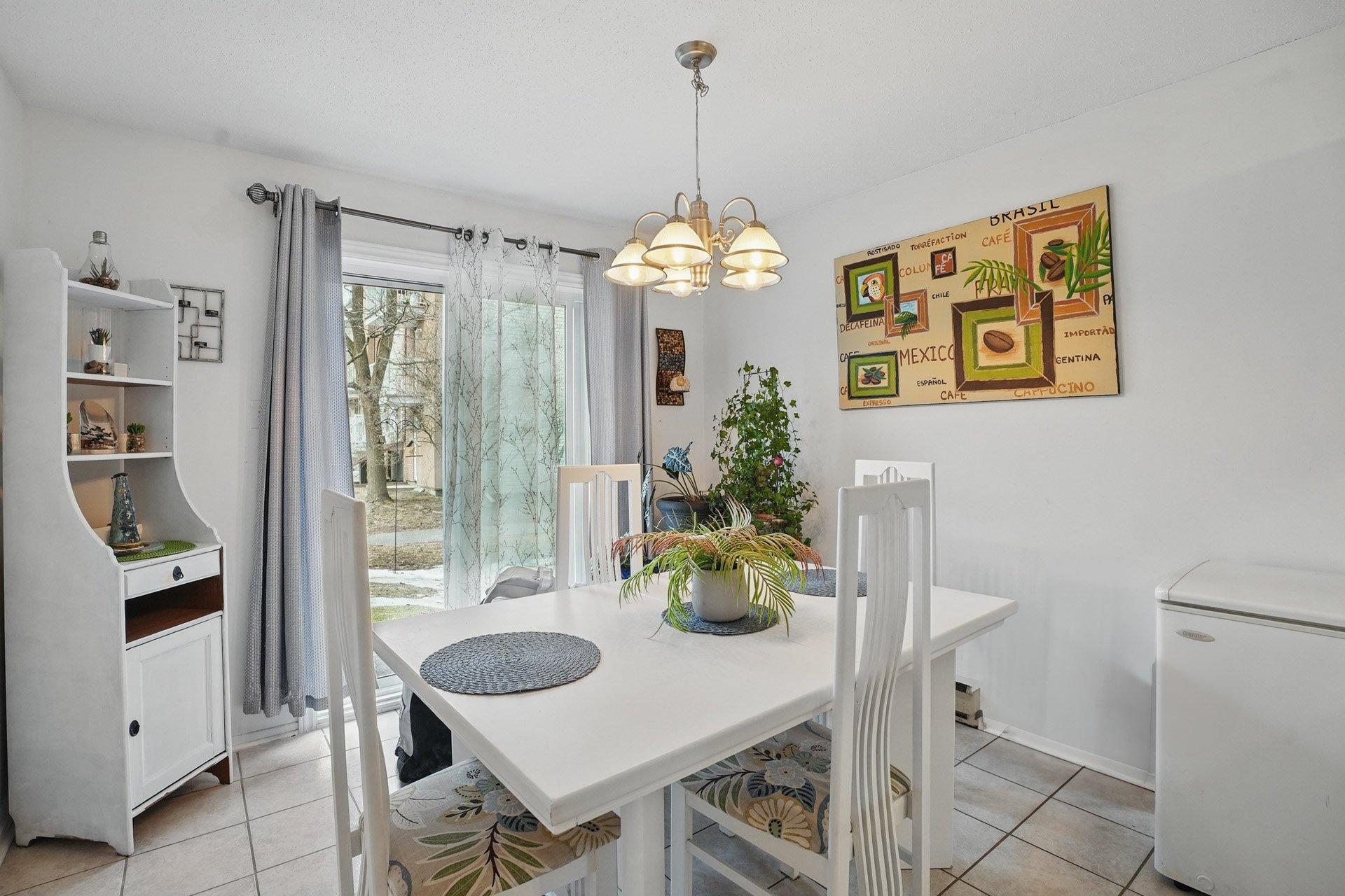 









387


Boul. St-Raymond

,
Gatineau (Hull),




QC
J9A1X3

