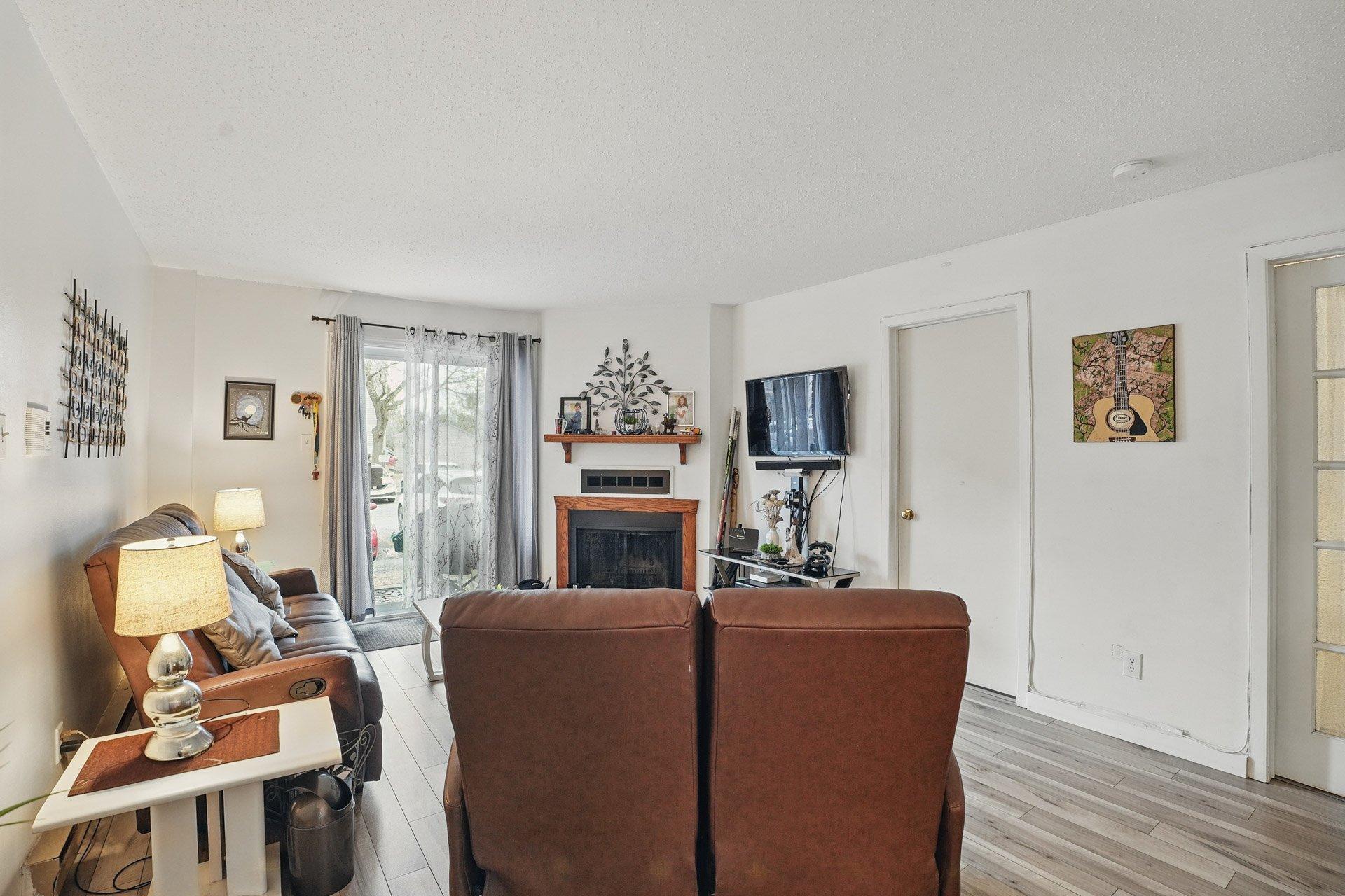 









387


Boul. St-Raymond

,
Gatineau (Hull),




QC
J9A1X3

