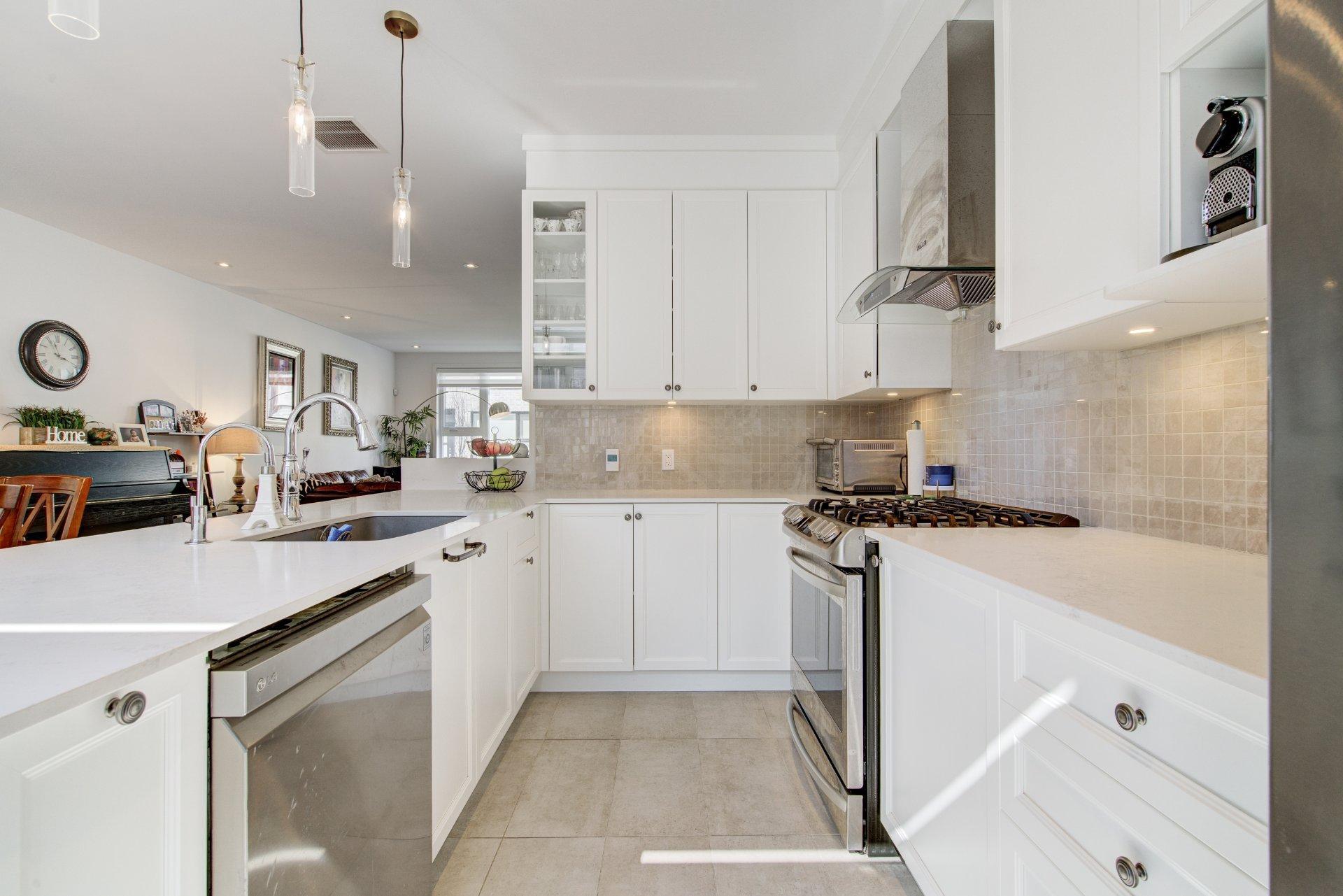 









213


Rue d'Ambre

,
Candiac,




QC
J5R0S2

