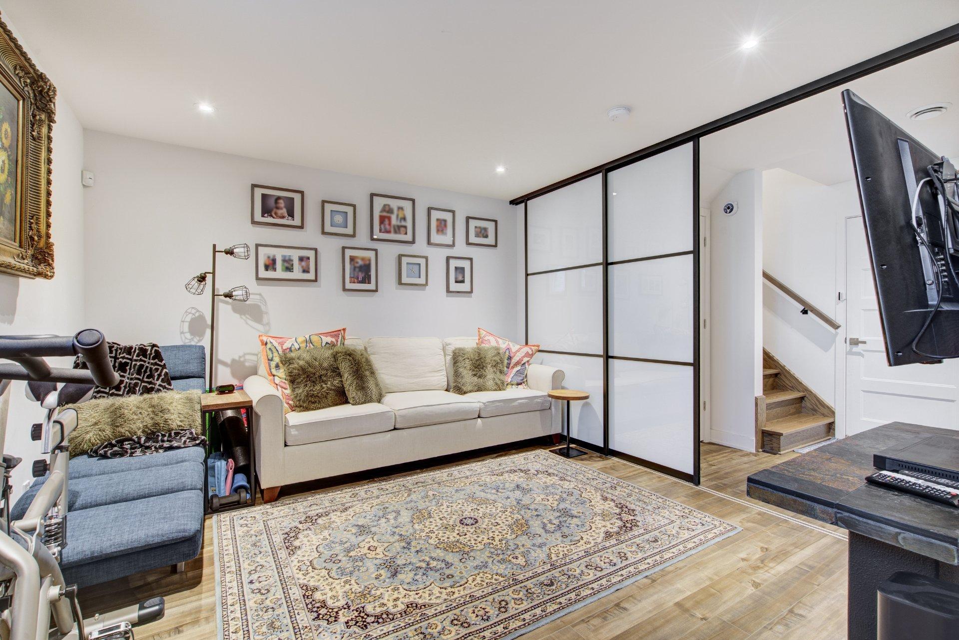 









213


Rue d'Ambre

,
Candiac,




QC
J5R0S2

