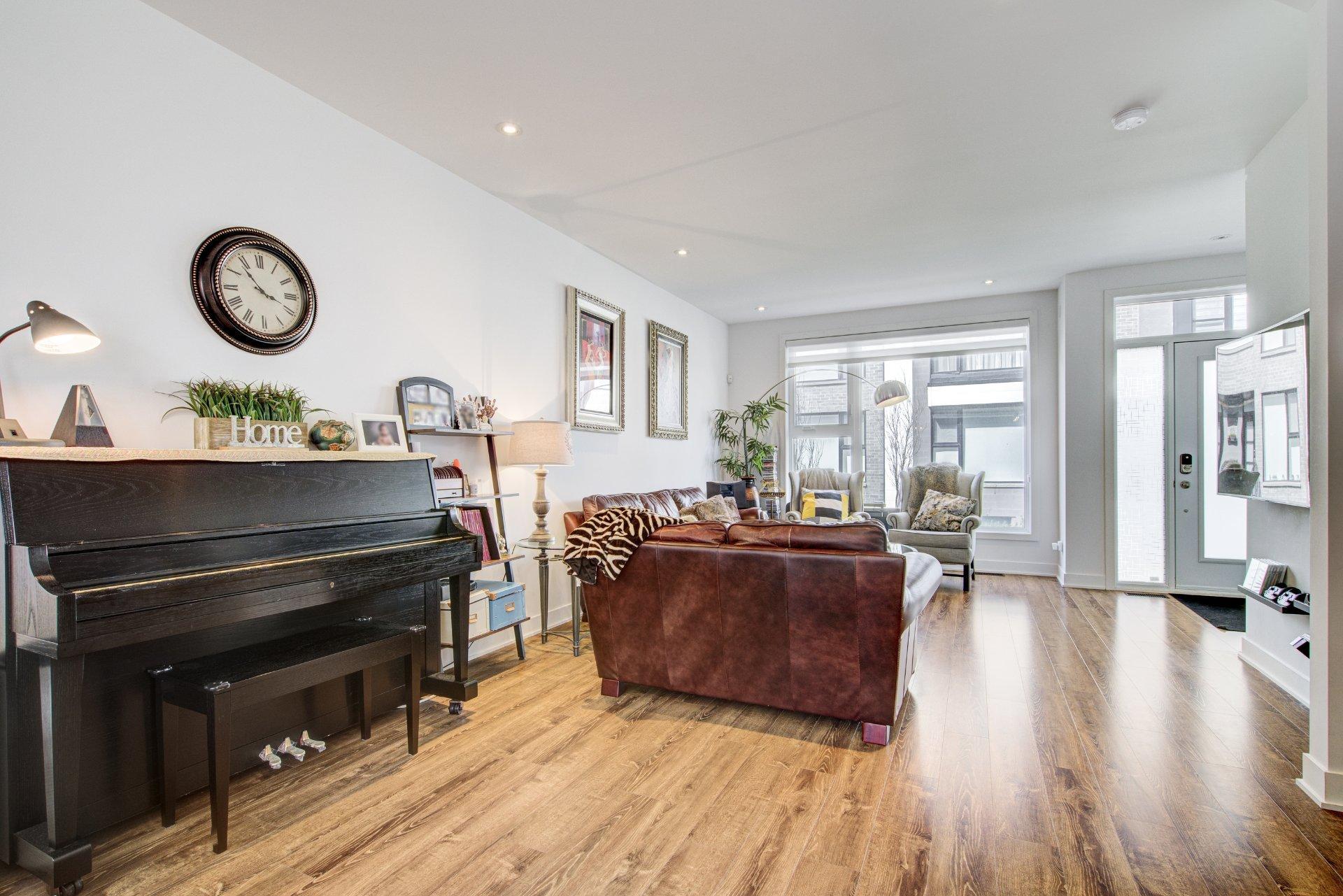 









213


Rue d'Ambre

,
Candiac,




QC
J5R0S2

