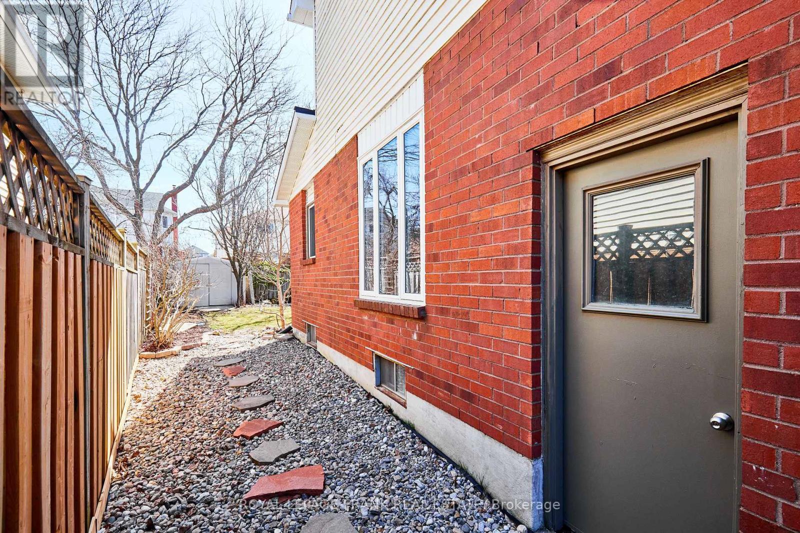 












13 NEWPORT AVENUE

,
Clarington (Courtice),




Ontario
L1E2B8


