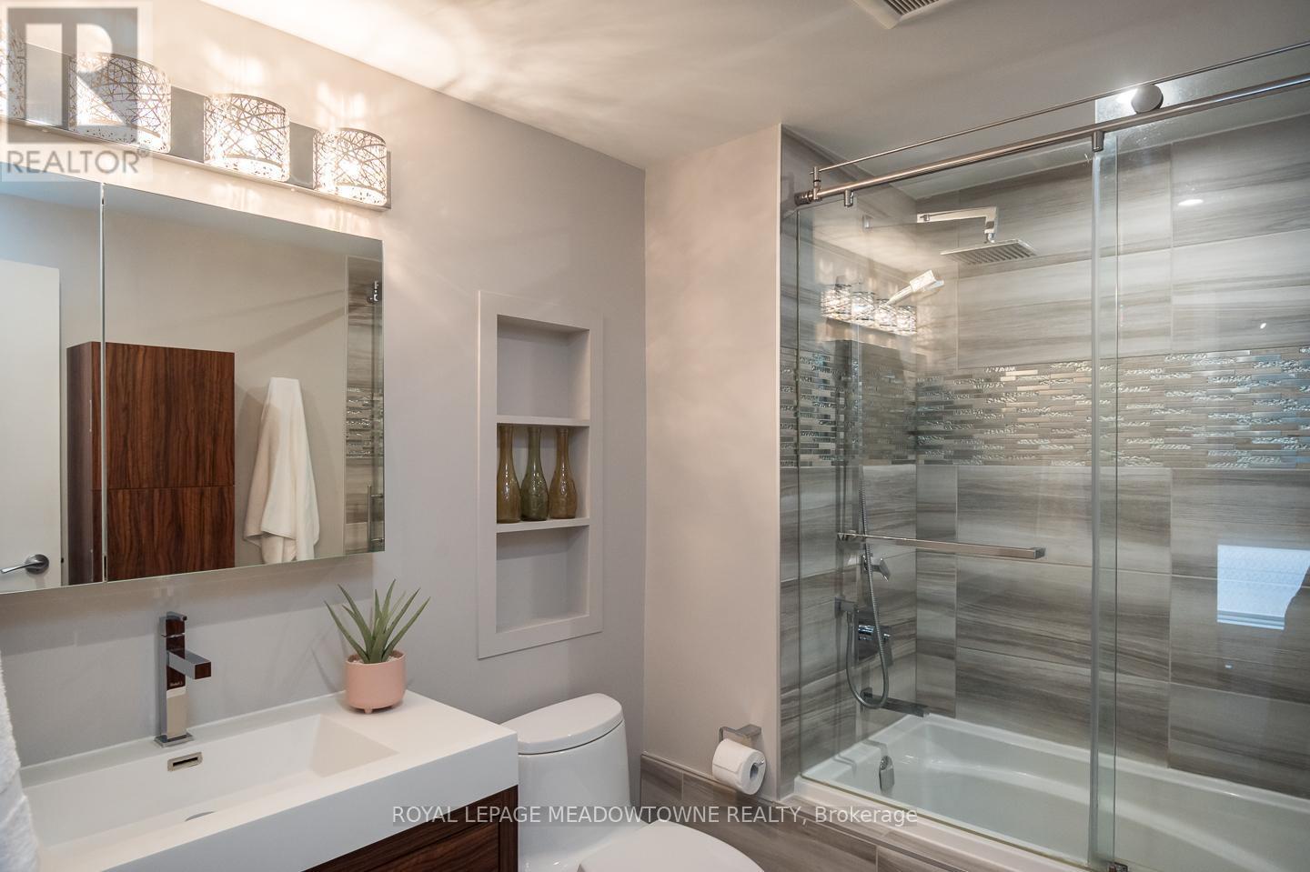 












2696 LOS PALMAS COURT

,
Mississauga,




Ontario
L5N2G7

