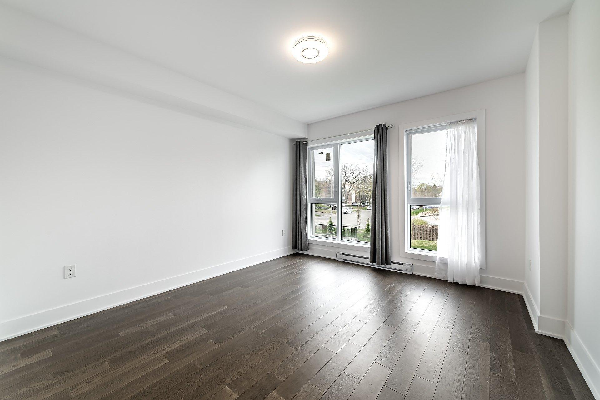 









365


Boul. Brunswick

, 209,
Pointe-Claire,




QC
H9R0H3

