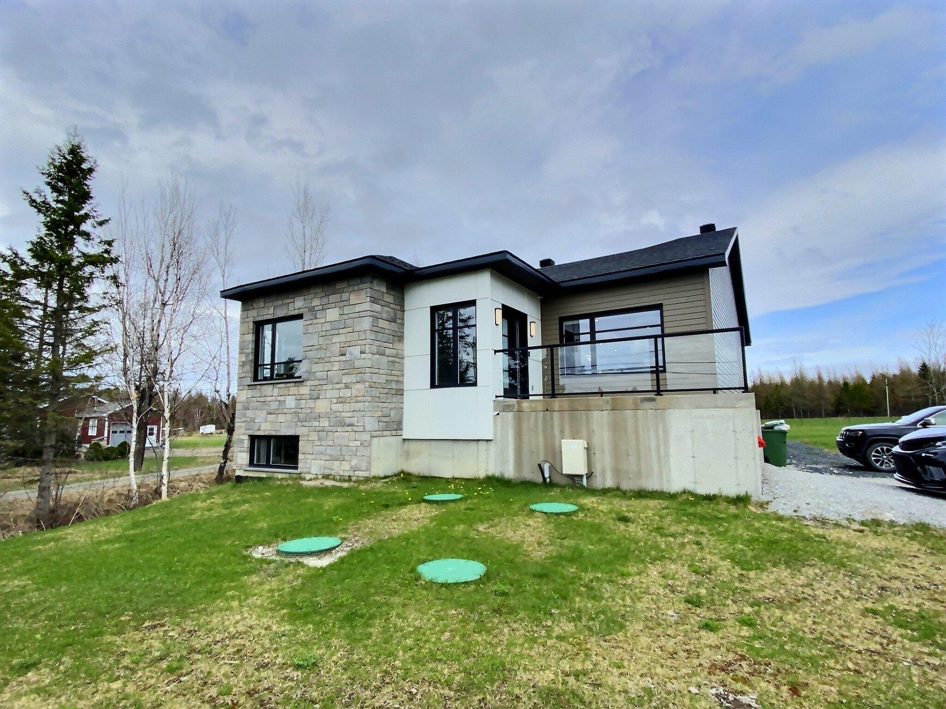 









3755


Ch. de l'Aéroport

,
Thetford Mines,




QC
G6G5R7

