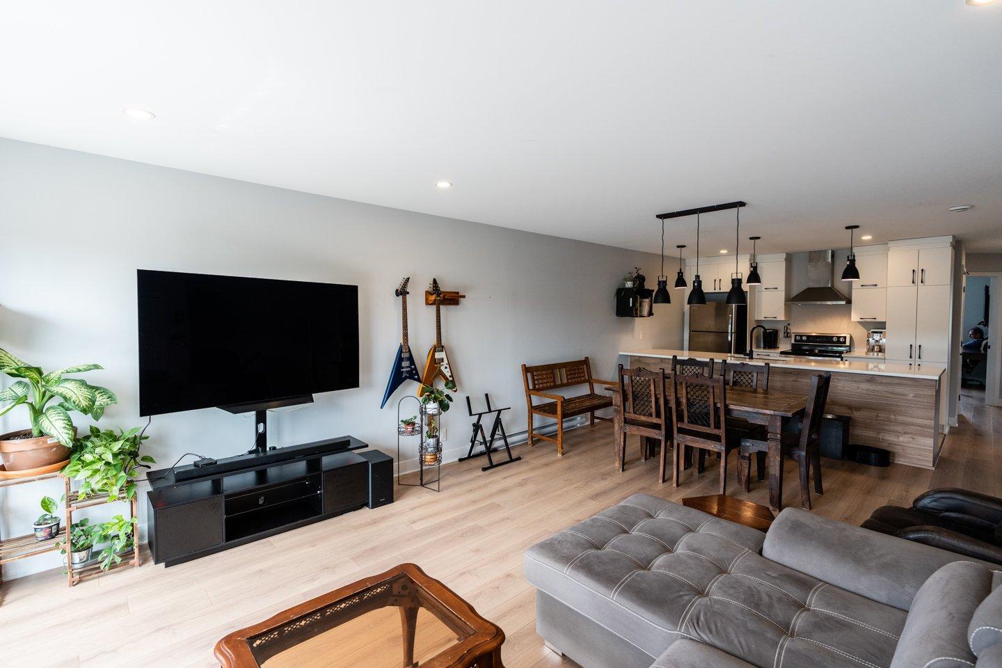









729


Rue Magnone

,
Granby,




QC
J2H3J4

