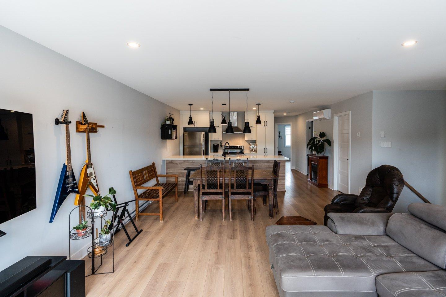 









729


Rue Magnone

,
Granby,




QC
J2H3J4

