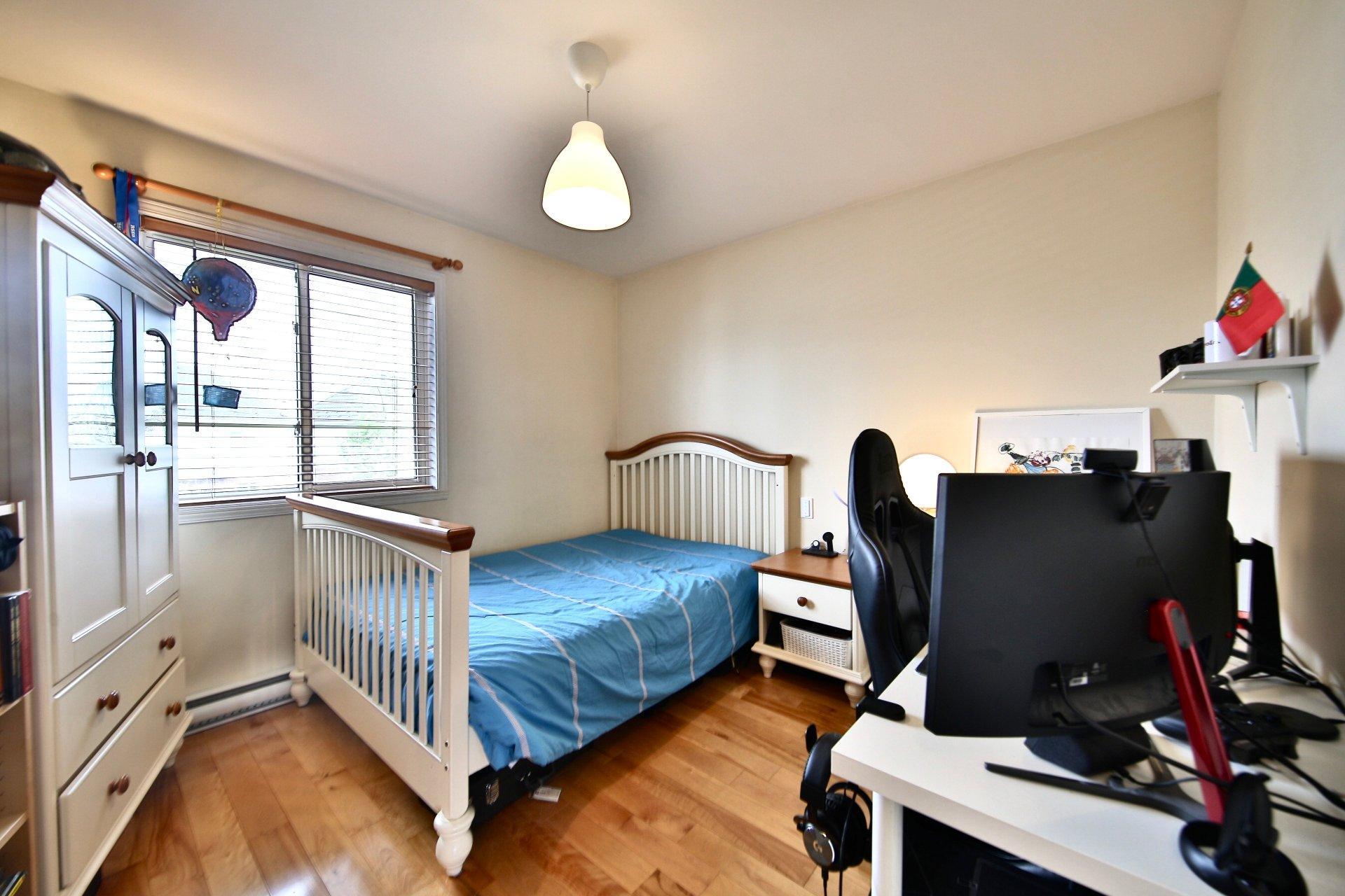 









7232


Rue des Pivoines

,
Longueuil (Saint-Hubert),




QC
J3Y0A1

