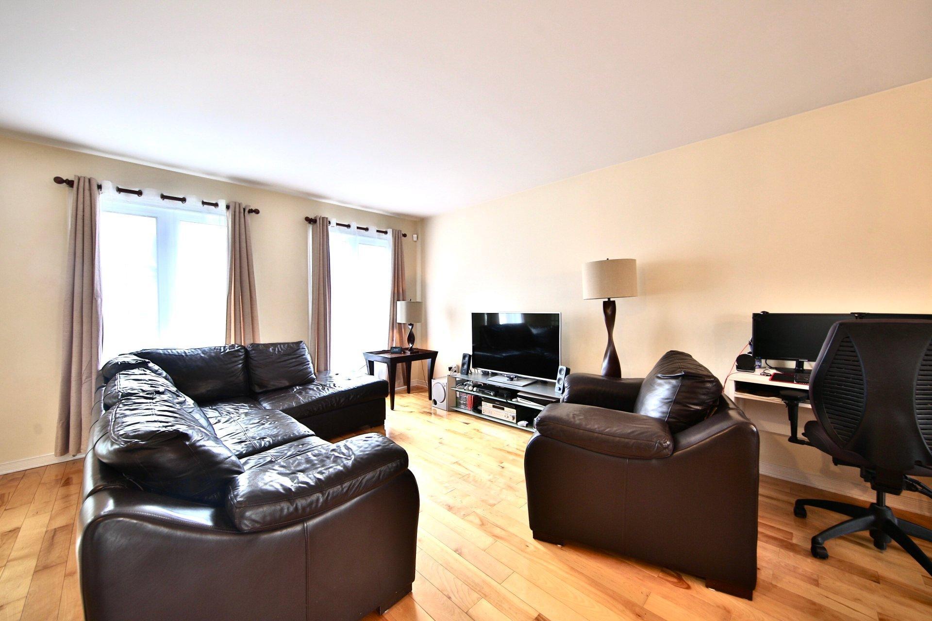 









7232


Rue des Pivoines

,
Longueuil (Saint-Hubert),




QC
J3Y0A1

