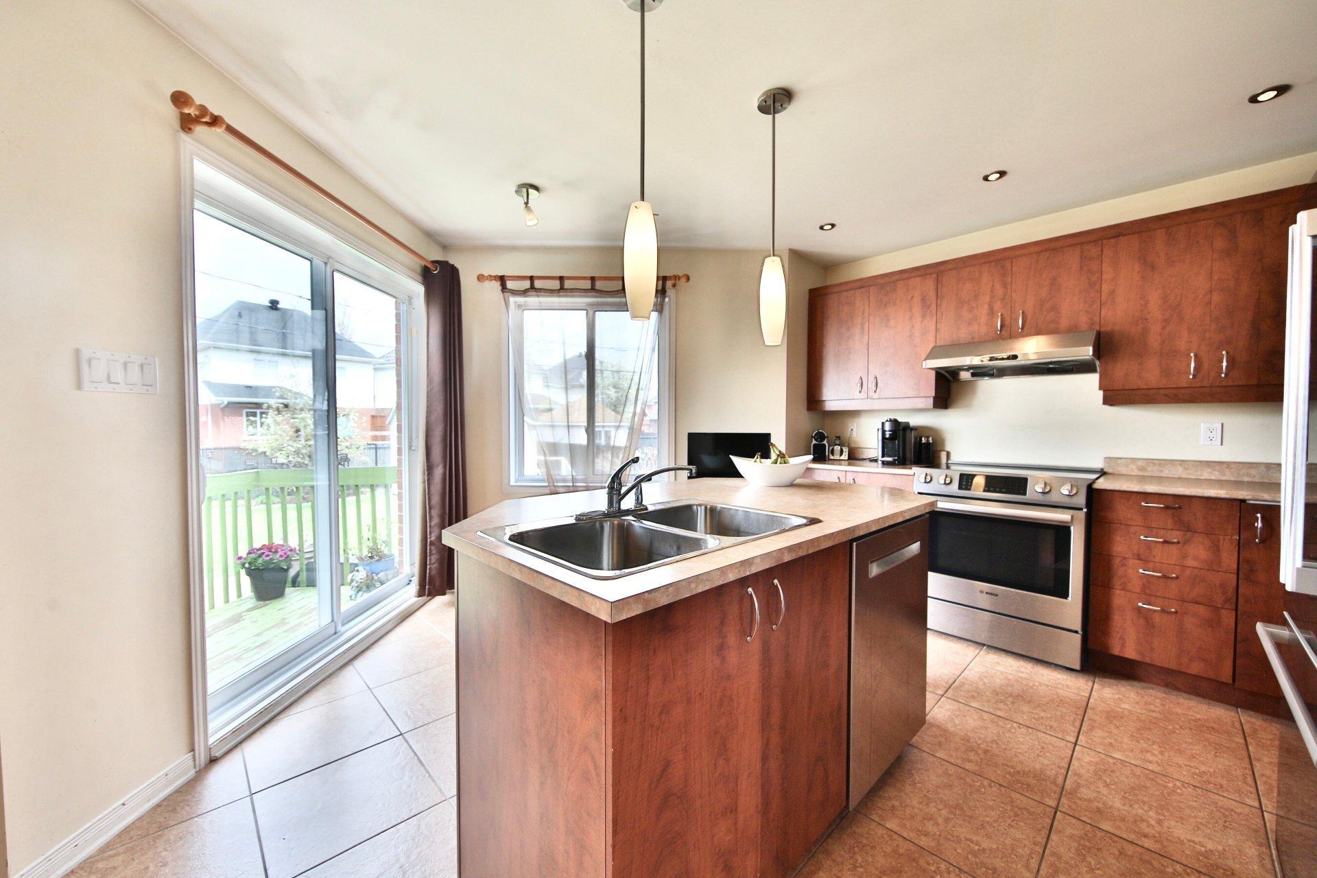









7232


Rue des Pivoines

,
Longueuil (Saint-Hubert),




QC
J3Y0A1


