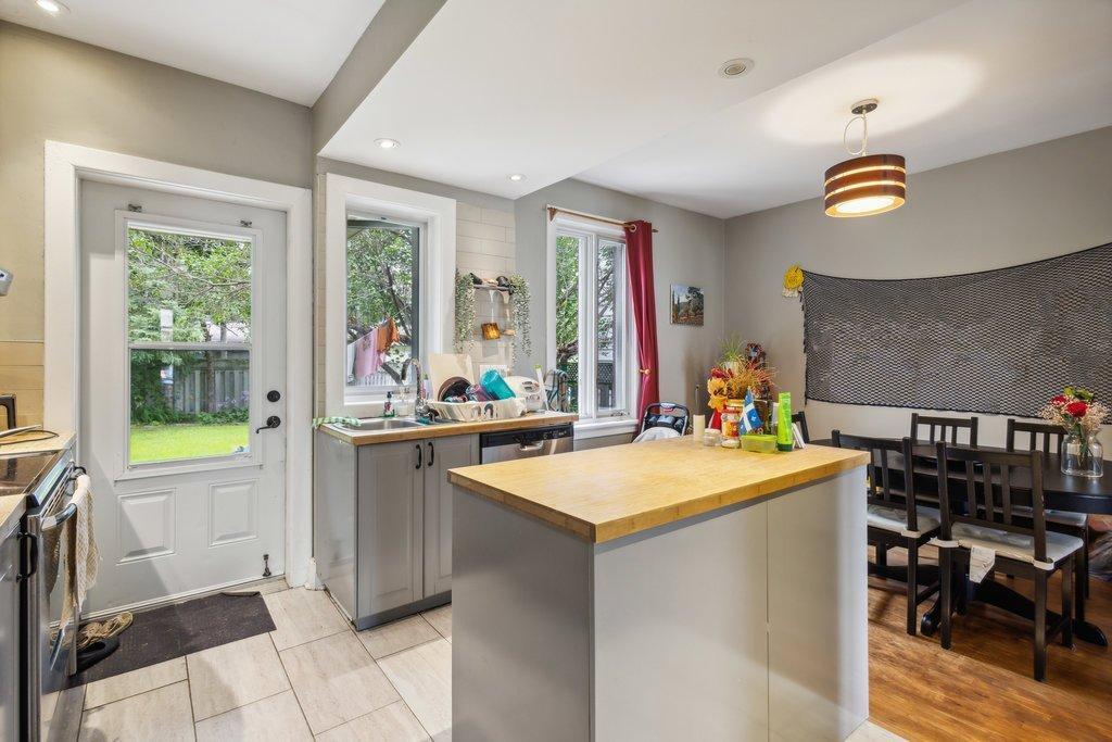 









40

 - 42


Rue Brodeur

,
Gatineau (Hull),




QC
J8Y2P5

