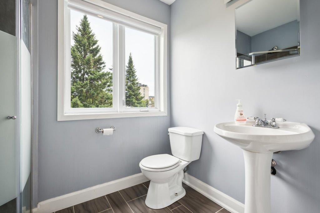 









40

 - 42


Rue Brodeur

,
Gatineau (Hull),




QC
J8Y2P5

