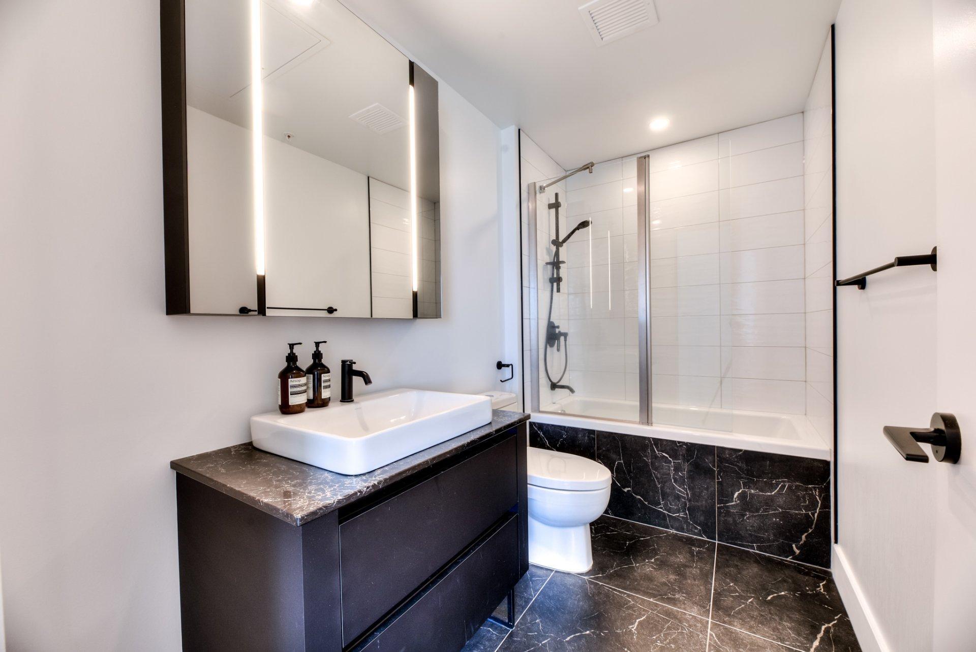 









720


Rue St-Jacques

, 2504,
Montréal (Ville-Marie),




QC
H3C1A1

