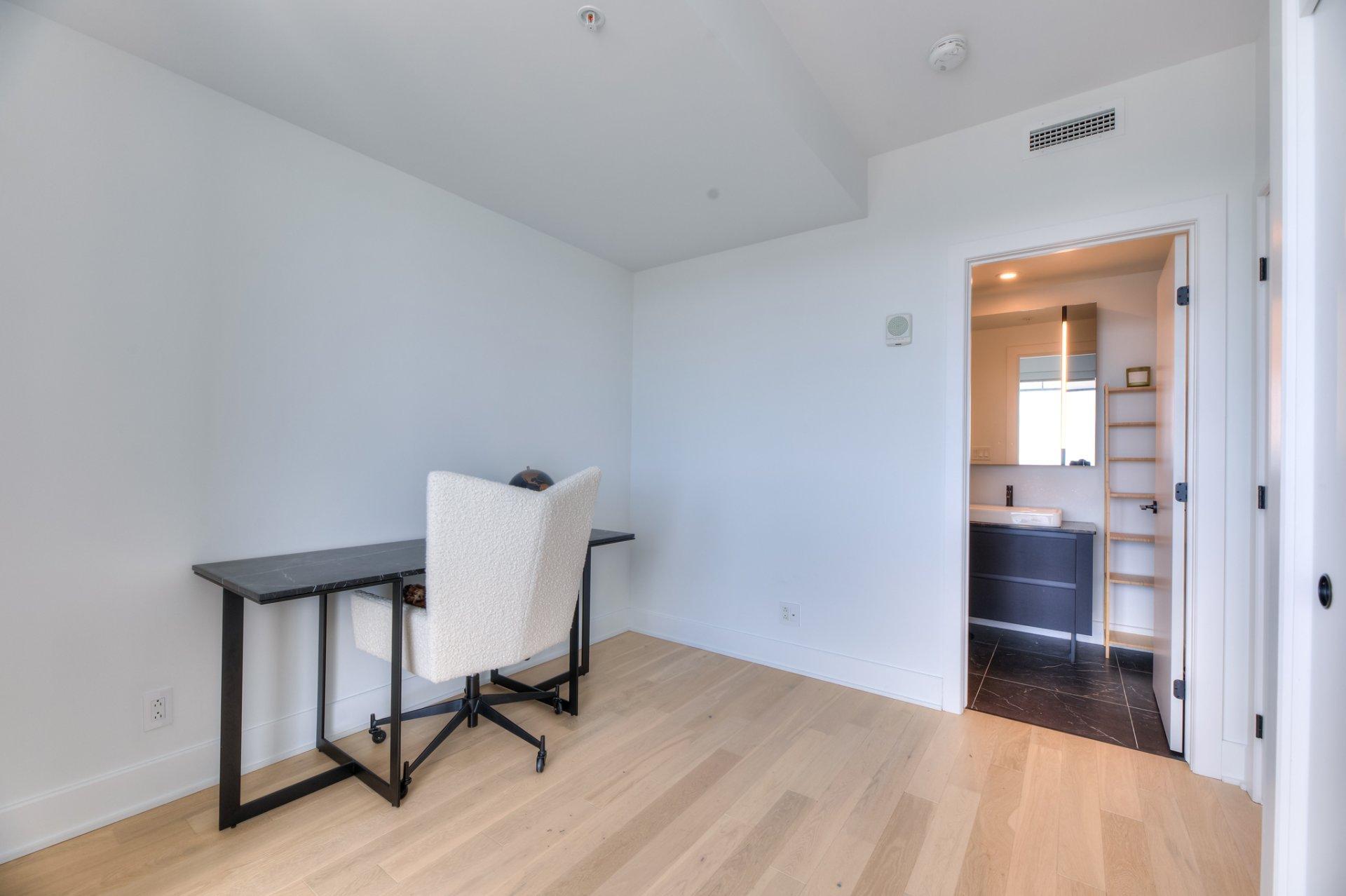 









720


Rue St-Jacques

, 2504,
Montréal (Ville-Marie),




QC
H3C1A1

