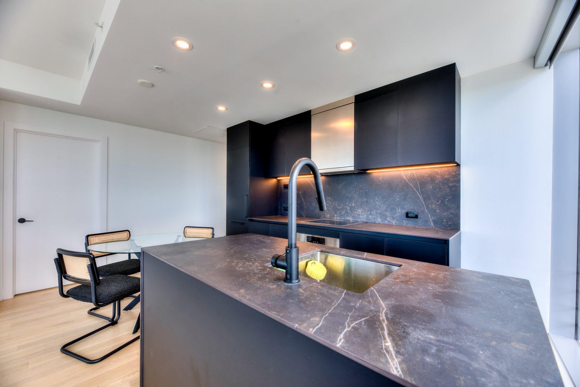 









720


Rue St-Jacques

, 2504,
Montréal (Ville-Marie),




QC
H3C1A1

