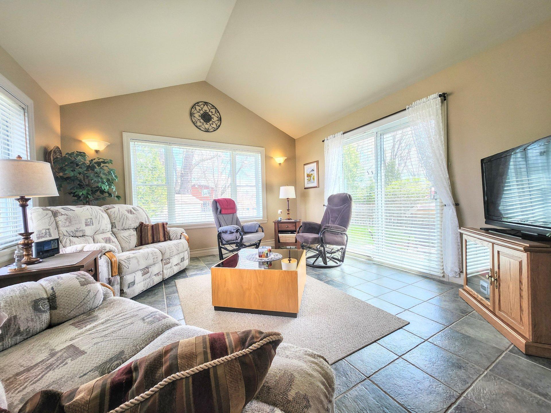 









2865


113e Avenue

,
Shawinigan,




QC
G9P2C1

