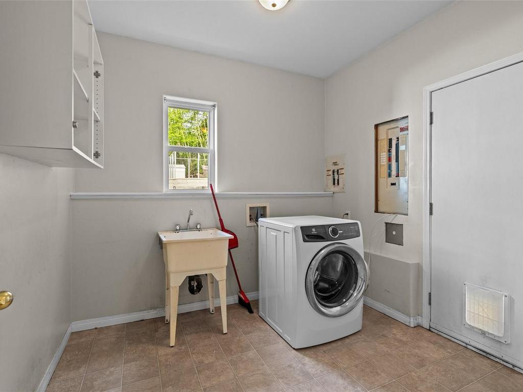 









8284


West Coast

Rd,
Sooke,




BC
V9Z 1E1

