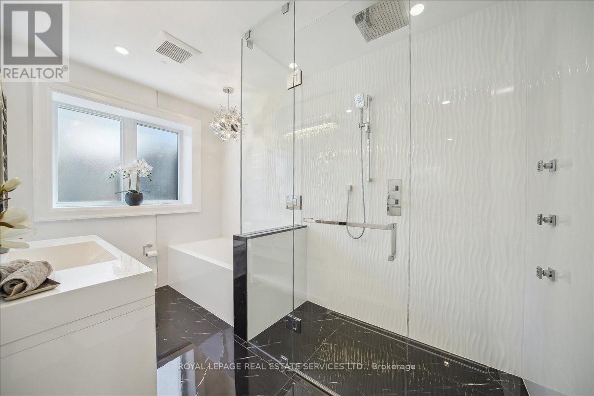 












1489 ROGERSWOOD COURT

,
Mississauga,




Ontario
L5J1R7

