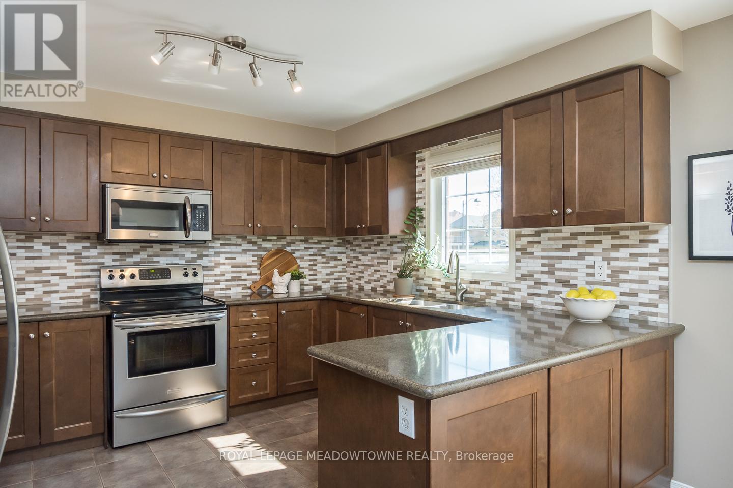 












292 GIDDINGS CRESCENT

,
Milton,




Ontario
L9T7A9

