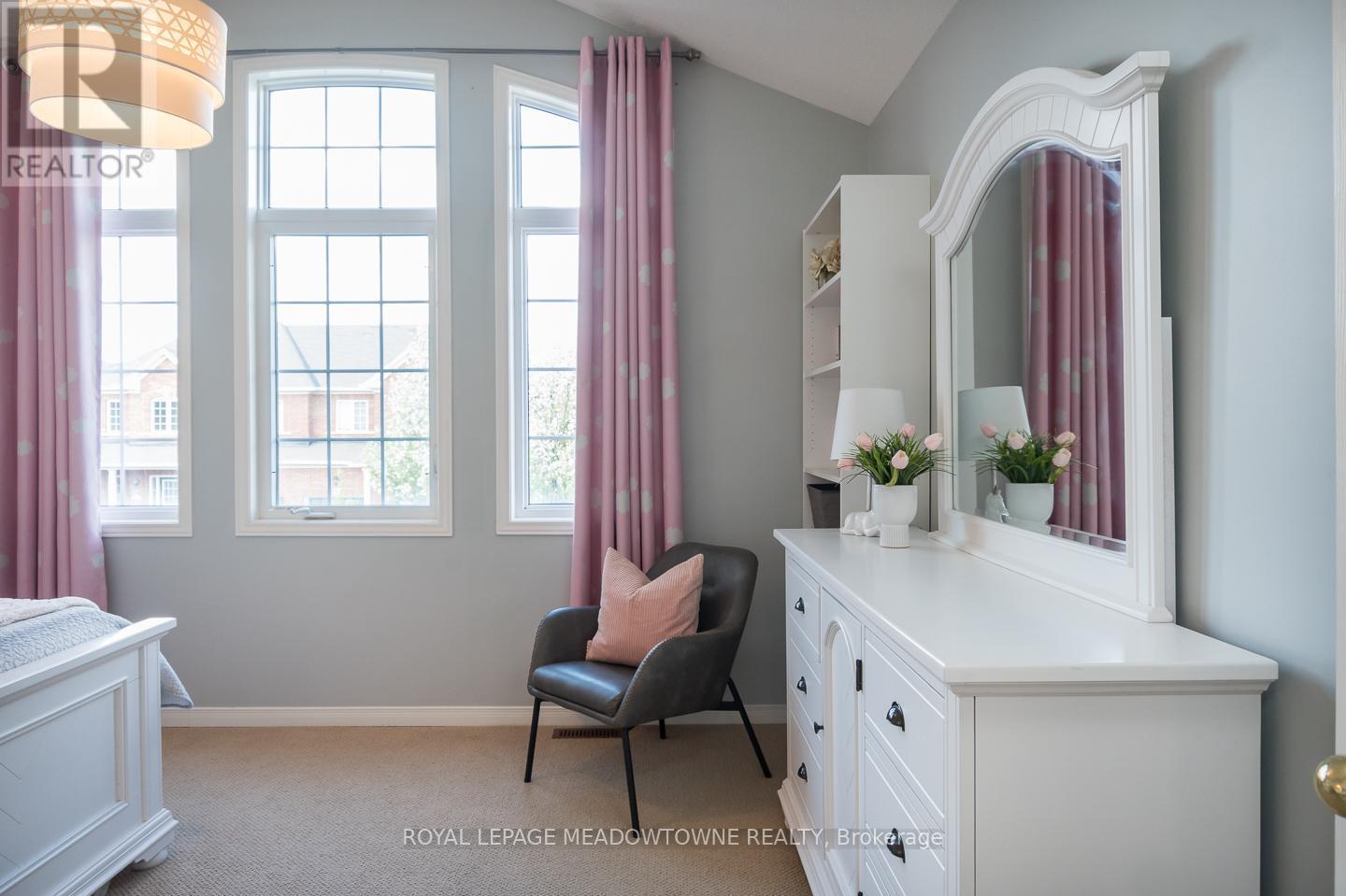 












292 GIDDINGS CRESCENT

,
Milton,




Ontario
L9T7A9

