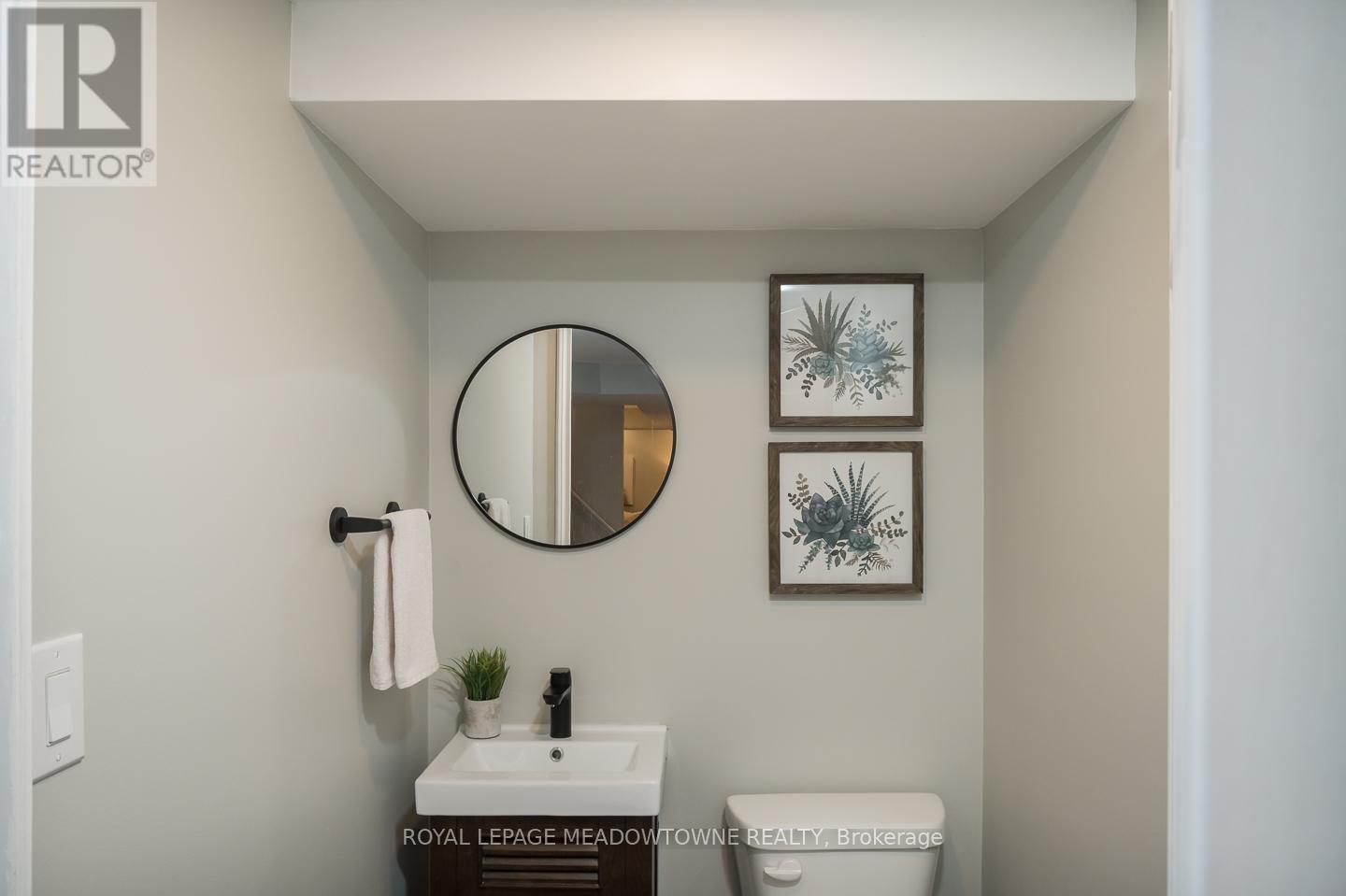 












292 GIDDINGS CRESCENT

,
Milton,




Ontario
L9T7A9

