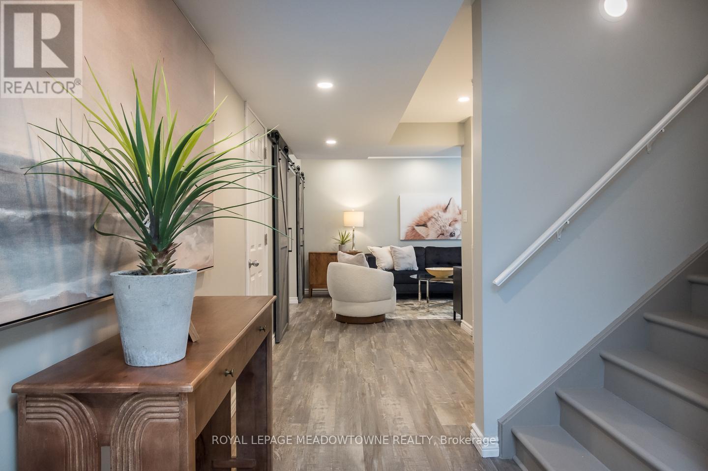 












292 GIDDINGS CRESCENT

,
Milton,




Ontario
L9T7A9

