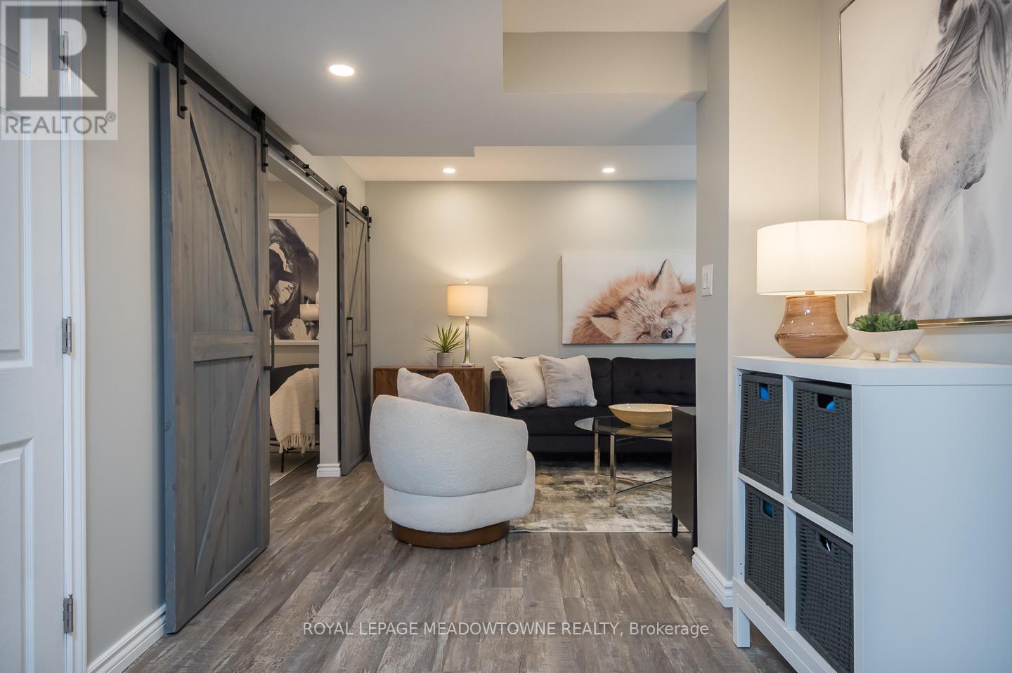 












292 GIDDINGS CRESCENT

,
Milton,




Ontario
L9T7A9

