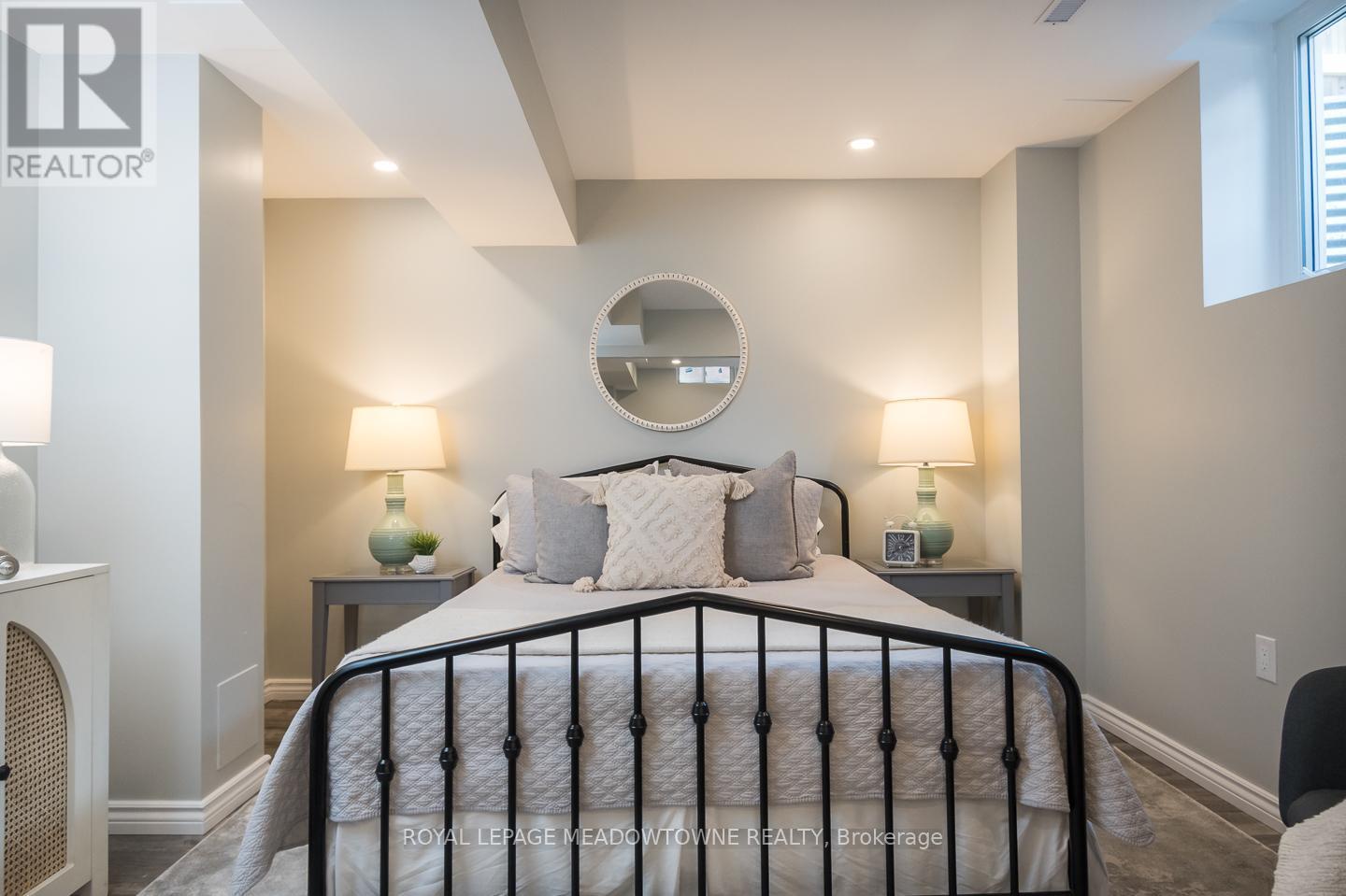 












292 GIDDINGS CRESCENT

,
Milton,




Ontario
L9T7A9


