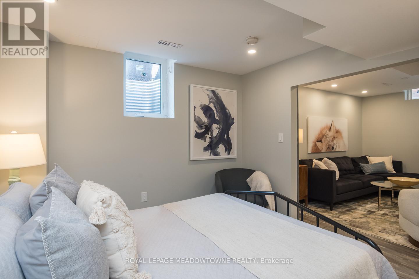












292 GIDDINGS CRESCENT

,
Milton,




Ontario
L9T7A9

