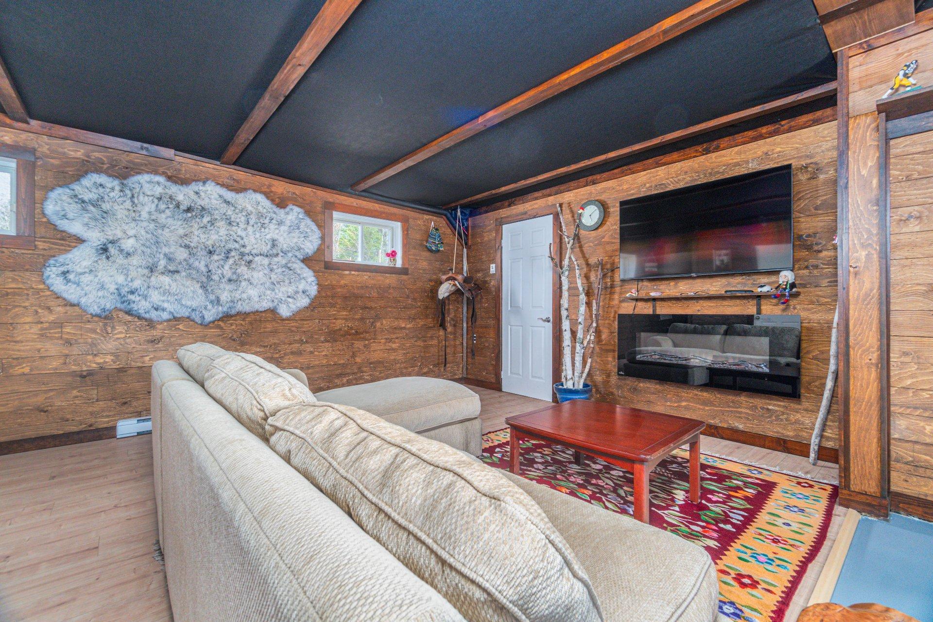 









3570


Ch. du Tour-du-Lac-Tibériade

,
Rivière-Rouge,




QC
J0T1T0

