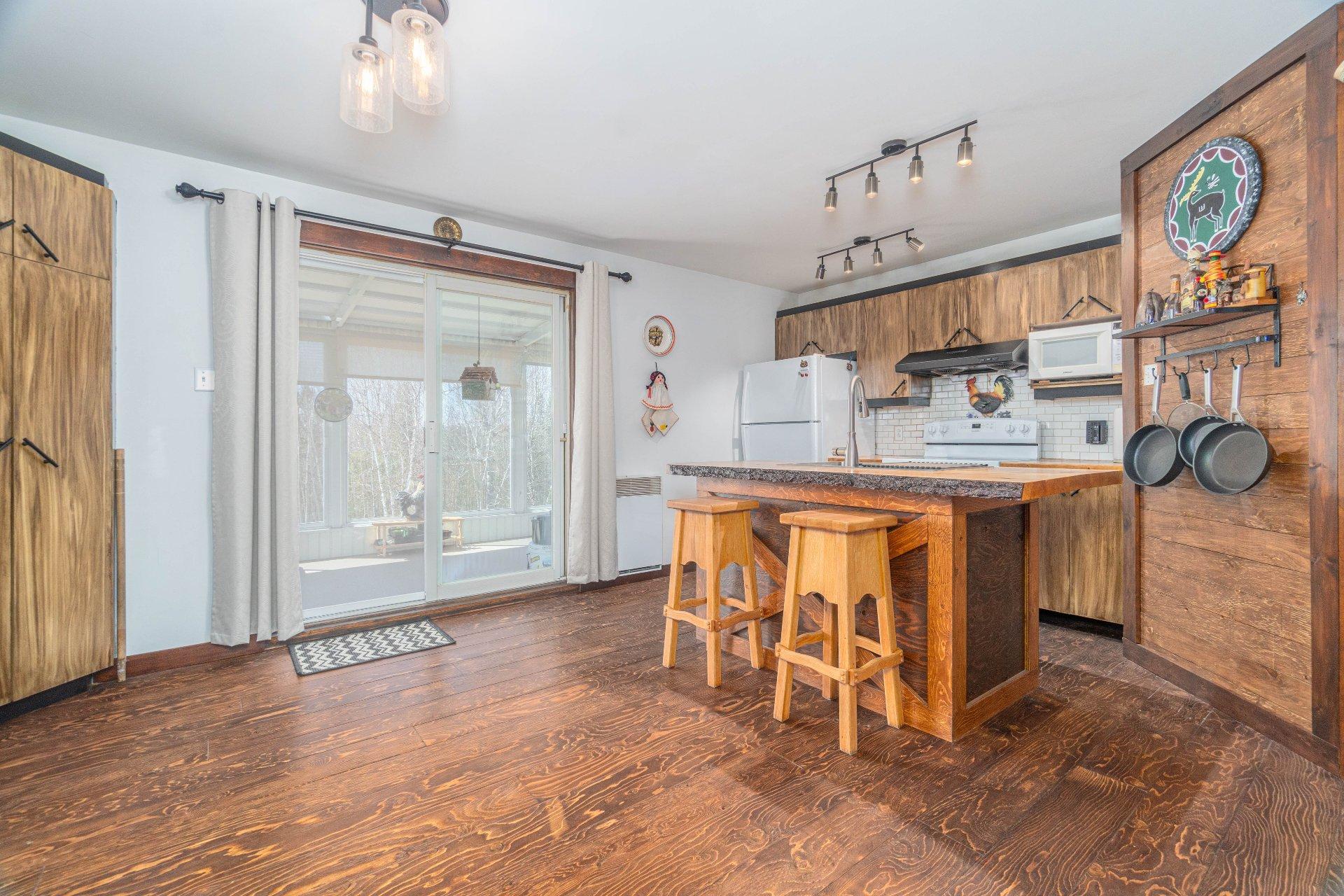 









3570


Ch. du Tour-du-Lac-Tibériade

,
Rivière-Rouge,




QC
J0T1T0

