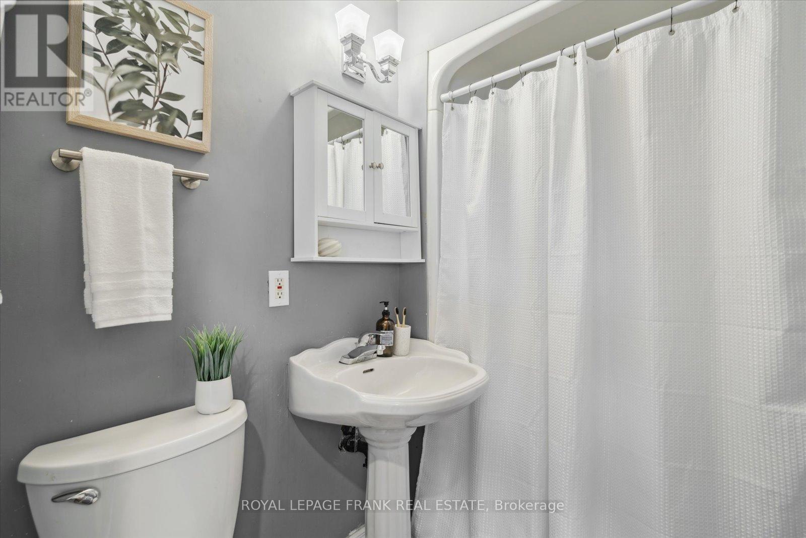 












109 ONTARIO STREET

,
Clarington (Bowmanville),




Ontario
L1C2T3

