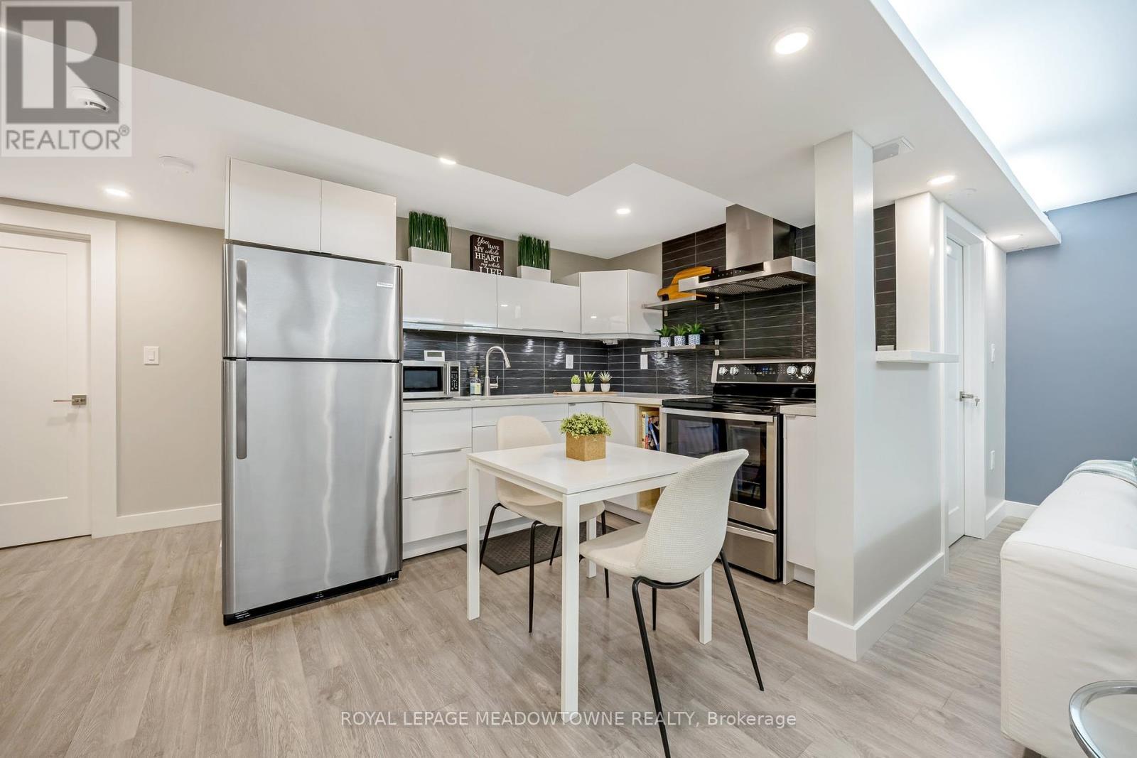 












428 DYMOTT AVENUE

,
Milton,




Ontario
L9T7V1

