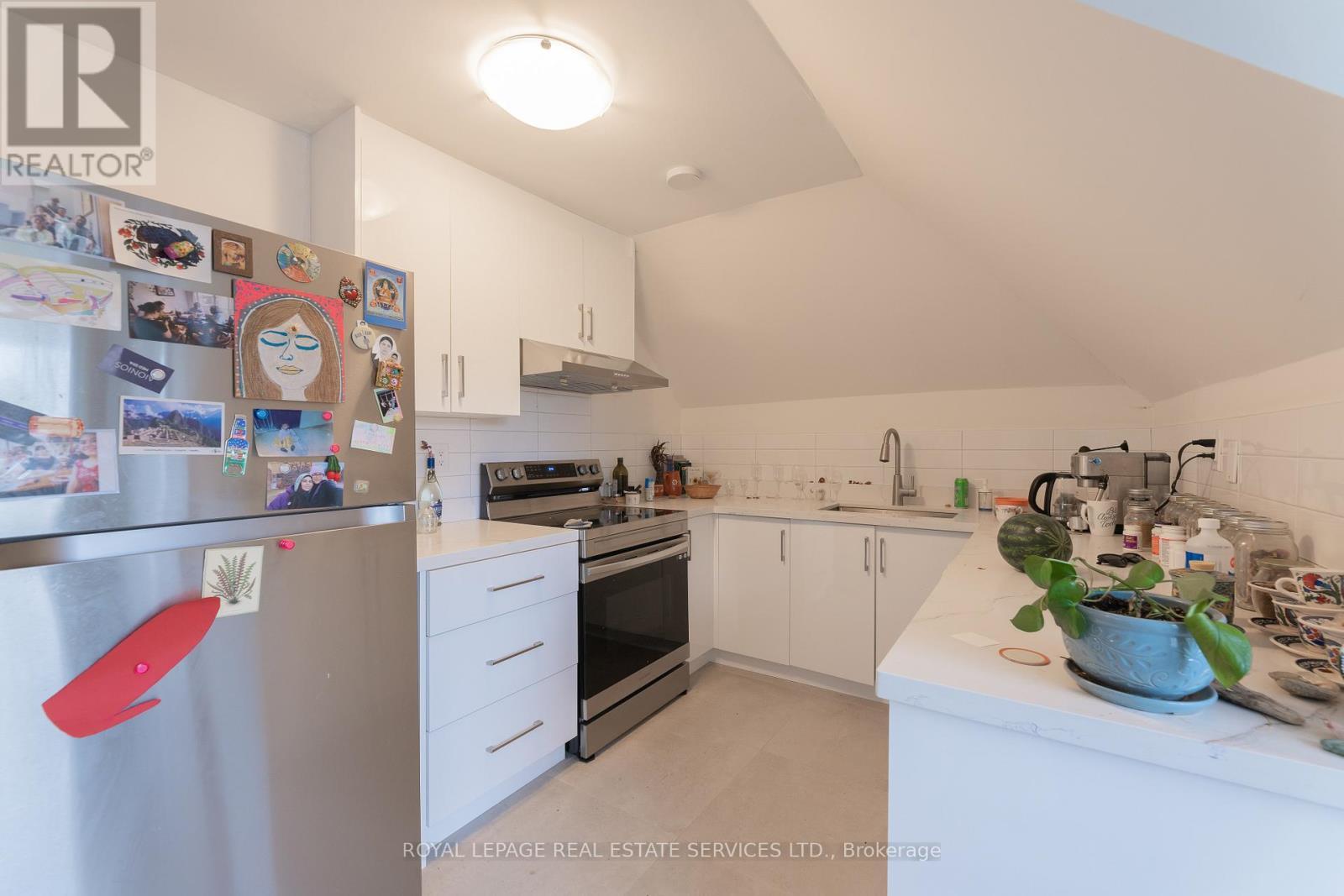 












3 - 18 SHORNCLIFFE AVENUE

,
Toronto,




Ontario
M4V1T1

