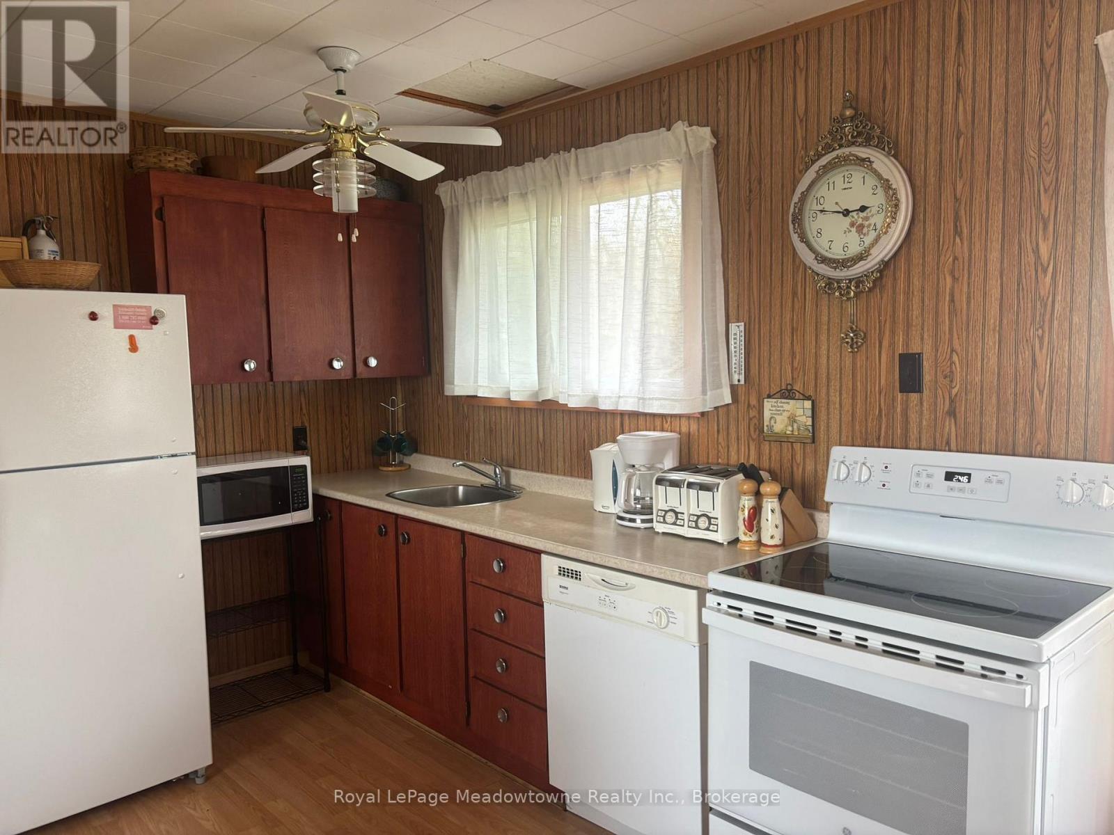 












28424 HIGHWAY 7 S

,
Central Frontenac (Frontenac Centre),




Ontario
K0H1B0

