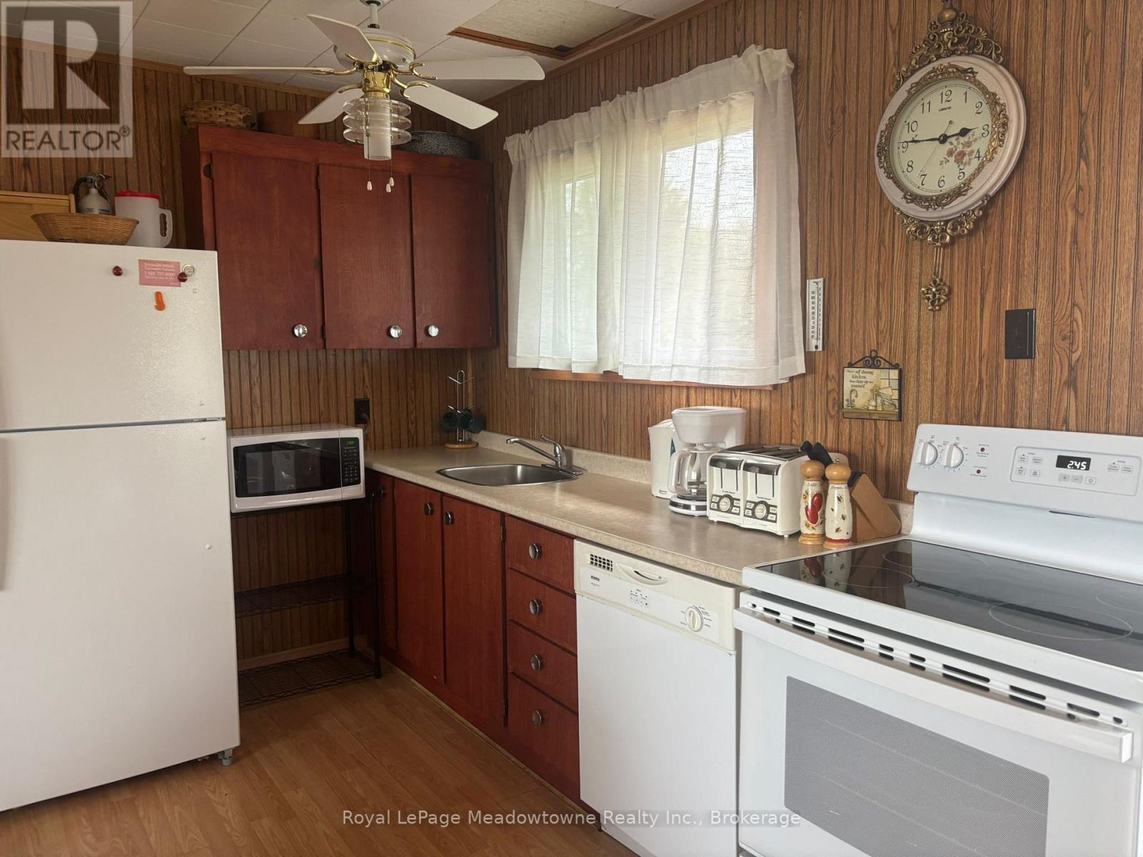 












28424 HIGHWAY 7 S

,
Central Frontenac (Frontenac Centre),




Ontario
K0H1B0

