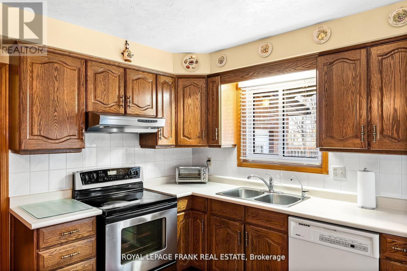 












1402 MANITOU DRIVE

,
Oshawa (Samac),




Ontario
L1G7P7

