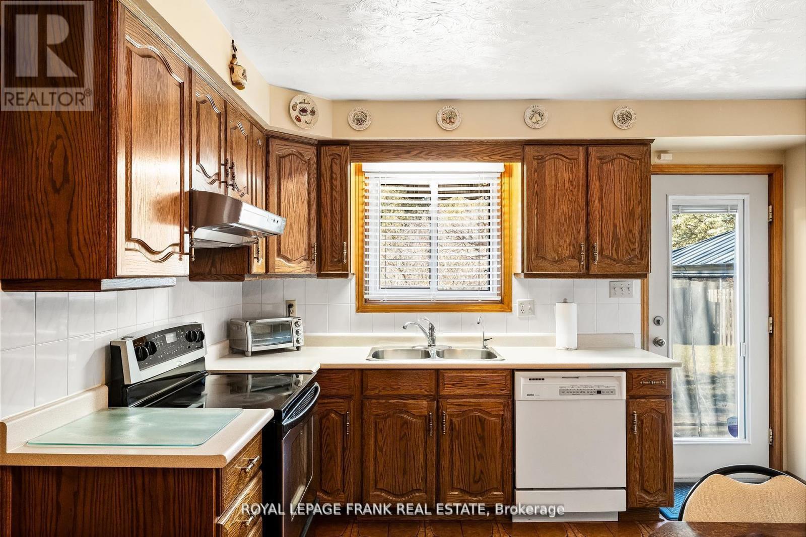 












1402 MANITOU DRIVE

,
Oshawa (Samac),




Ontario
L1G7P7

