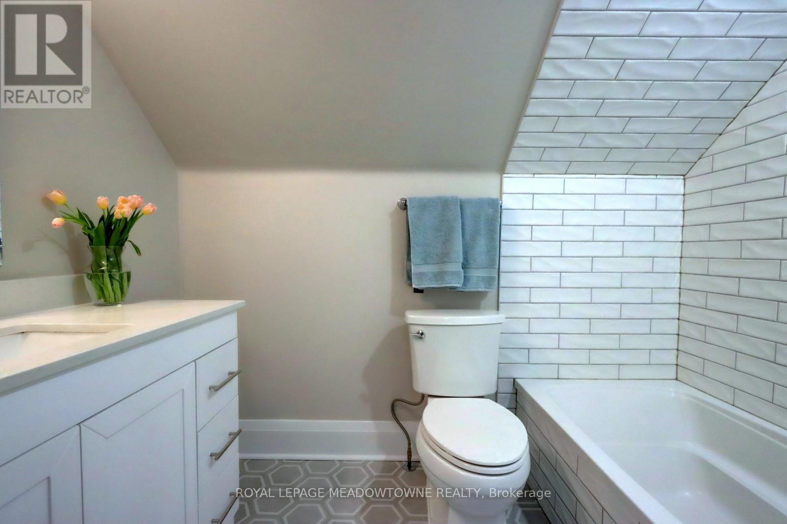 












24 HIAWATHA PARKWAY

,
Mississauga,




Ontario
L5G3S2


