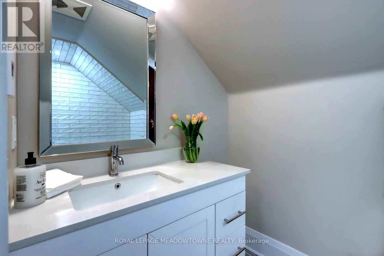 












24 HIAWATHA PARKWAY

,
Mississauga,




Ontario
L5G3S2

