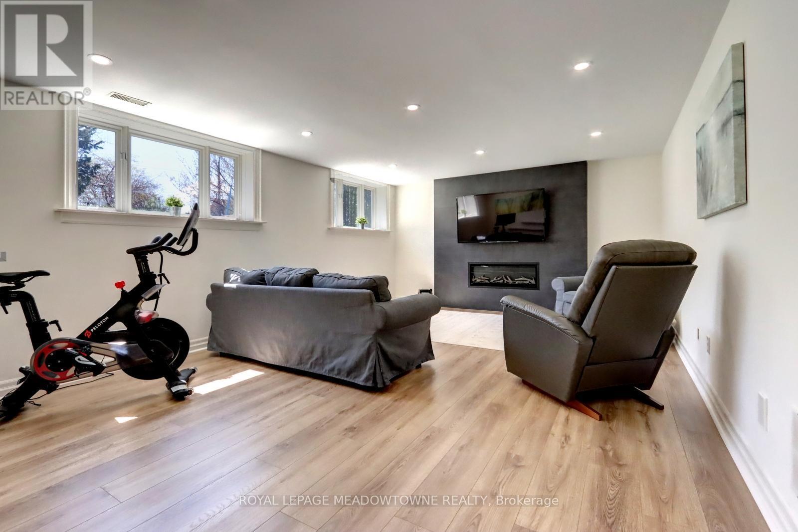 












24 HIAWATHA PARKWAY

,
Mississauga,




Ontario
L5G3S2

