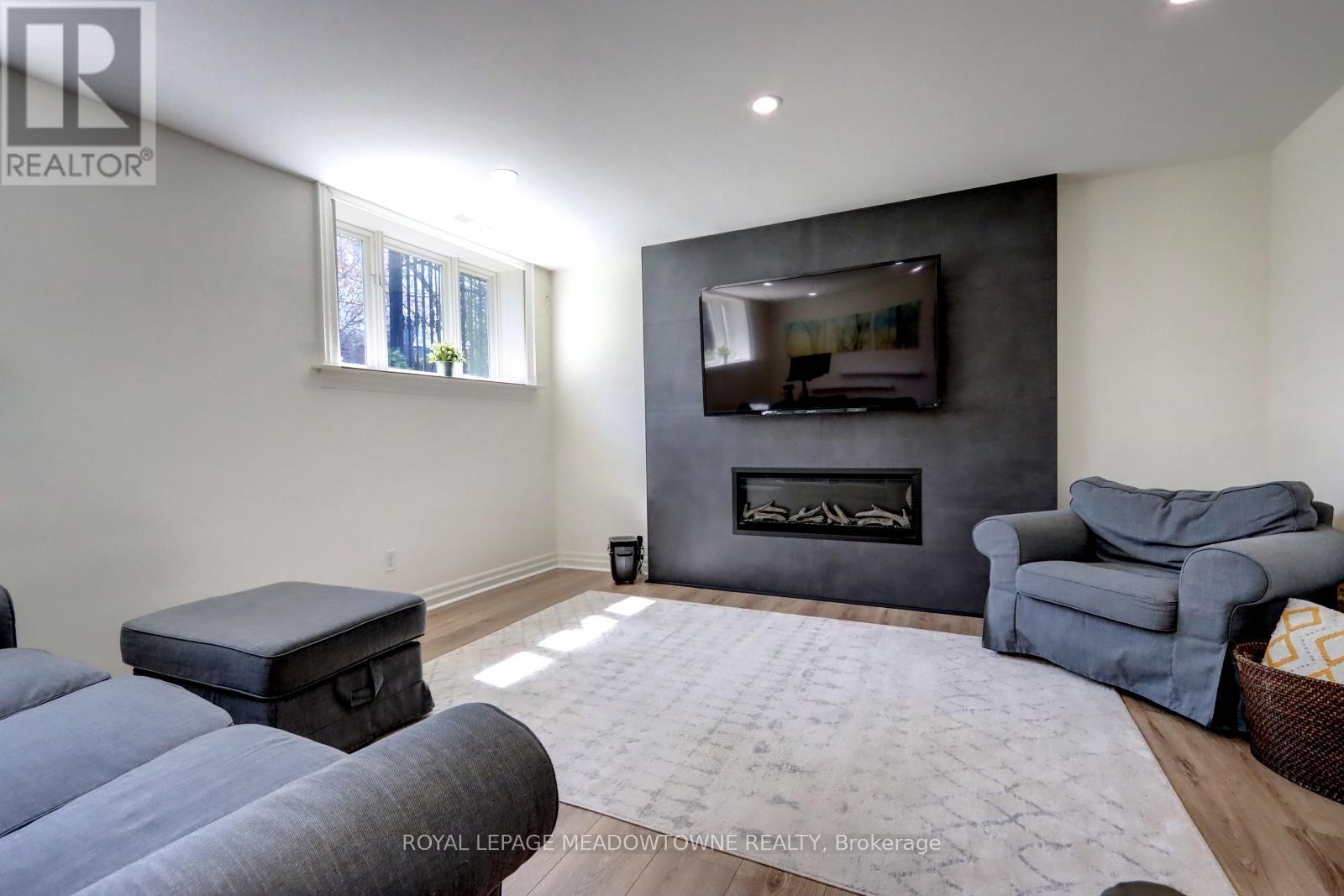 












24 HIAWATHA PARKWAY

,
Mississauga,




Ontario
L5G3S2

