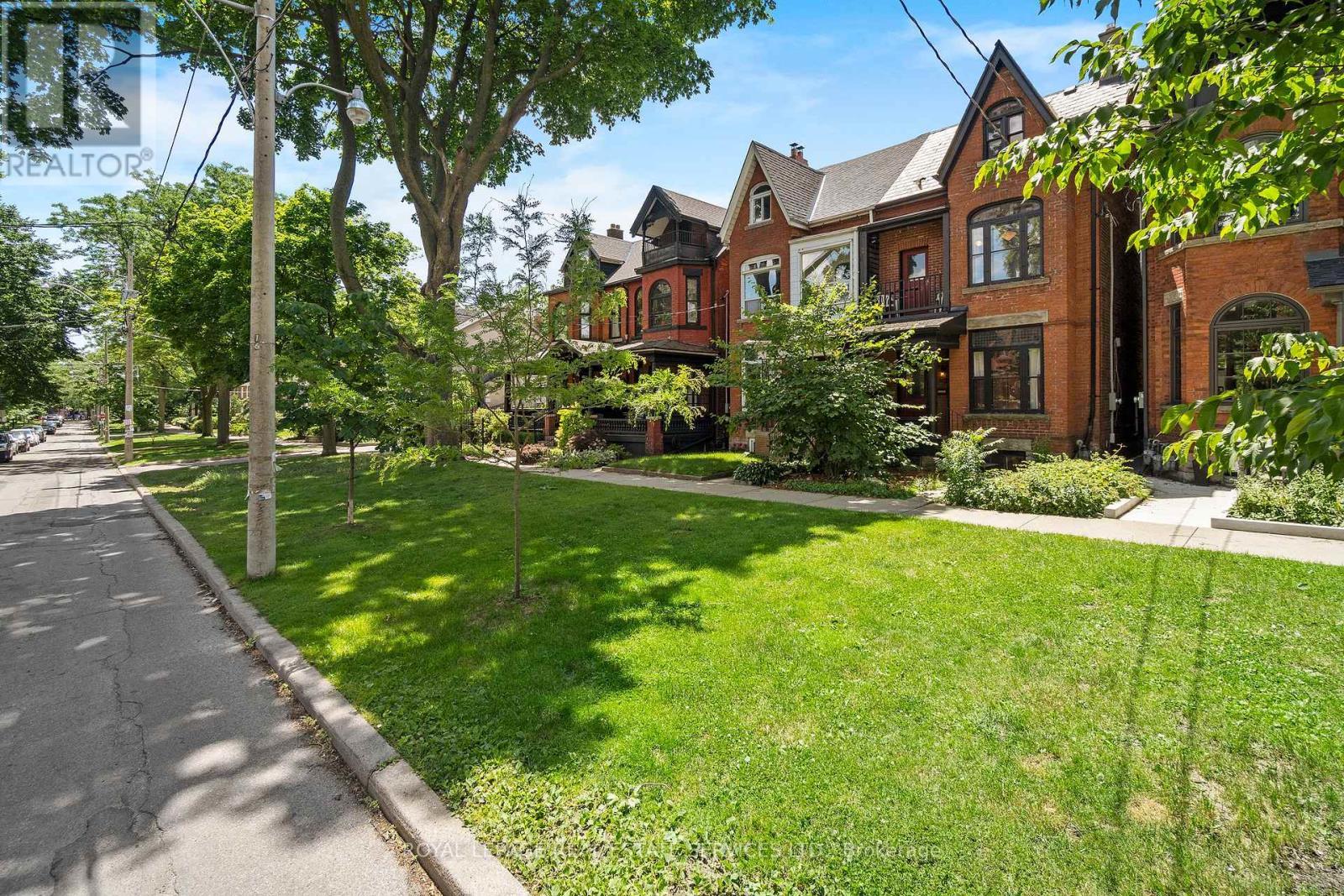 












62 LAKEVIEW AVENUE

,
Toronto,




Ontario
M6J3B3

