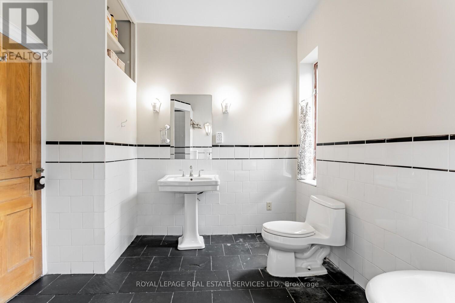 












62 LAKEVIEW AVENUE

,
Toronto,




Ontario
M6J3B3


