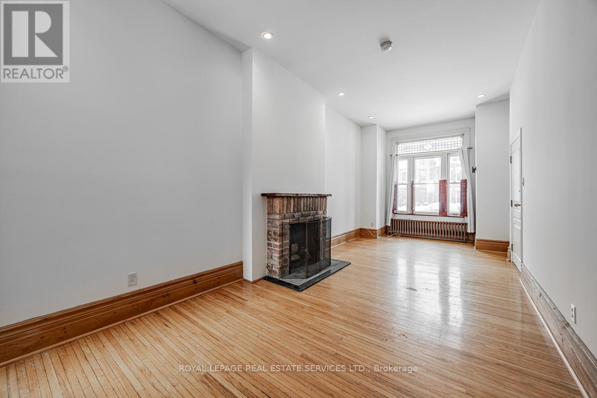 












62 LAKEVIEW AVENUE

,
Toronto,




Ontario
M6J3B3

