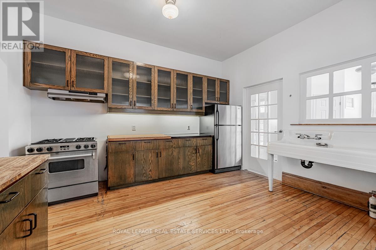 












62 LAKEVIEW AVENUE

,
Toronto,




Ontario
M6J3B3

