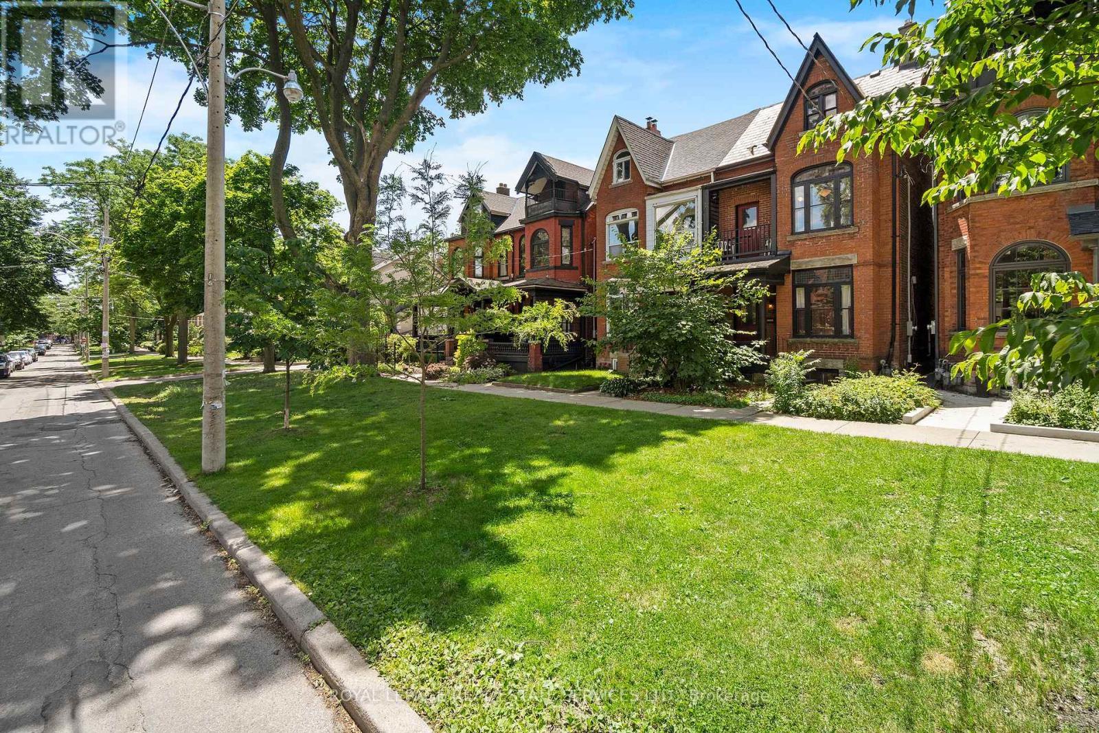 












62 LAKEVIEW AVENUE

,
Toronto,




Ontario
M6J3B3

