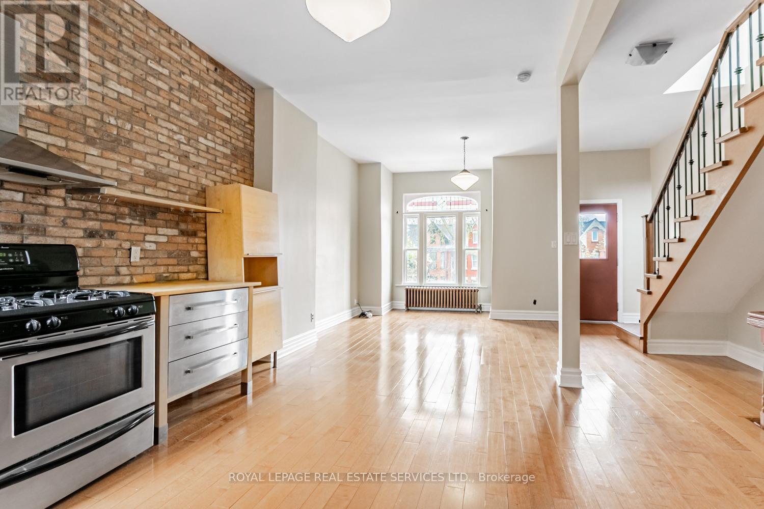 












62 LAKEVIEW AVENUE

,
Toronto,




Ontario
M6J3B3

